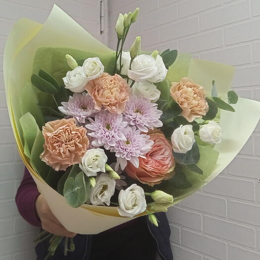 Букет из пионовидной розы, диантуса, эвкалипта, кустовой хризантемы, эустомы, эвкалипта