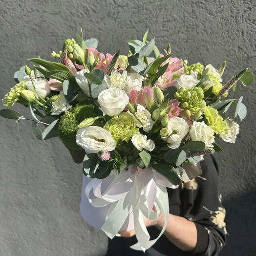 Композиция в коробке из эустомы, писташии, гвоздики кустовой и альстромерии