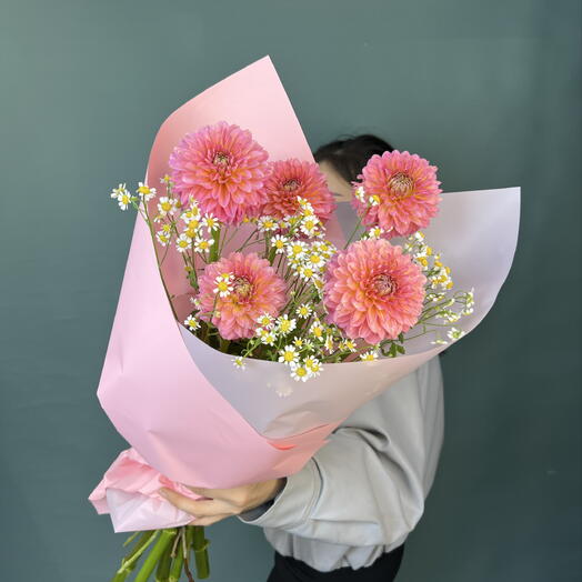 Букет комплимент с георгинами и ромашками 🌸