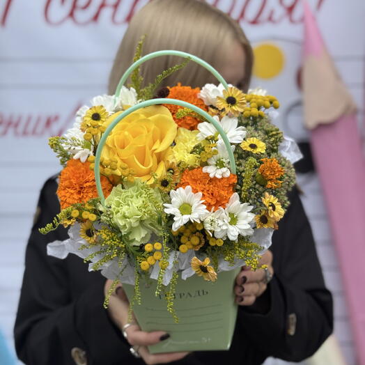 Яркая сумочка с розой, бархатцами, диантусами, солидаго, хризантемой / цветы Уфа