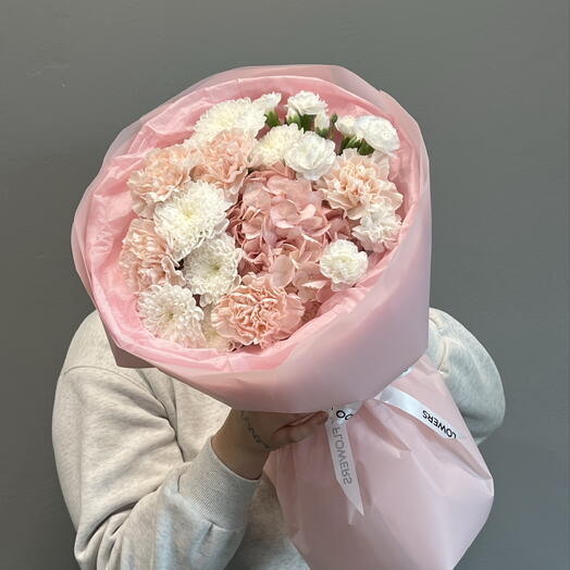 Сборный букет с гортензией, кустовой хризантемой и гвоздикой