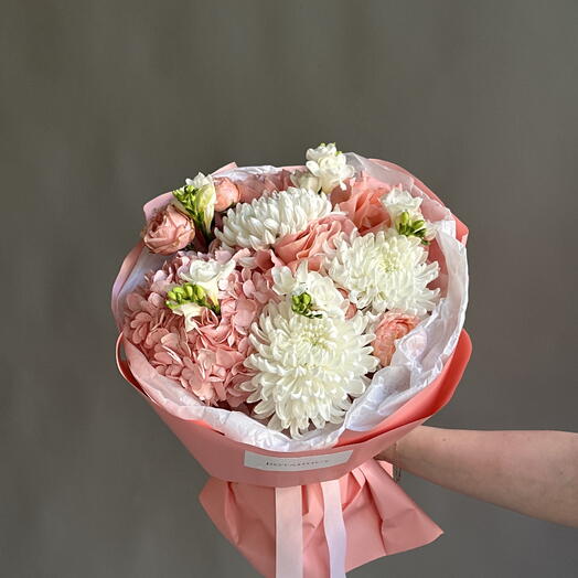 Букет хризантема, гортензия, фрезия и кустовая роза