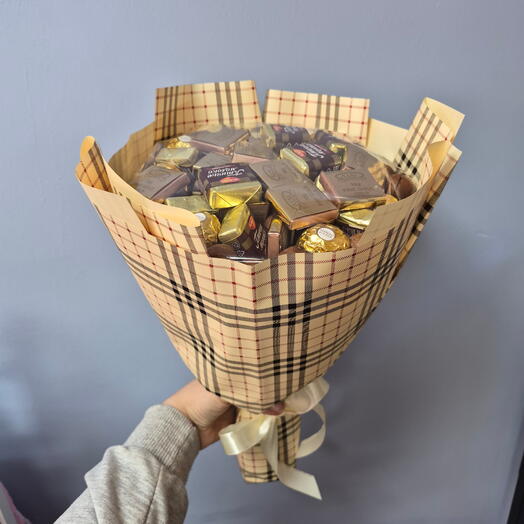 Съедобный букет из конфет и орехов