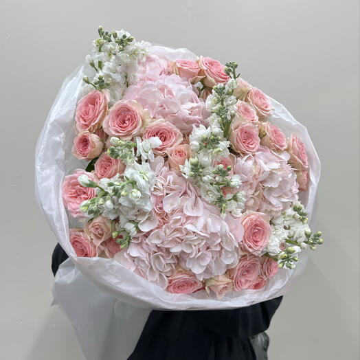 Нежный букет с гортензиями и кустовой розой 🌸