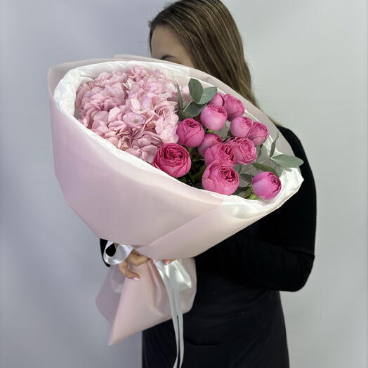 Сезонная гортензия и кустовые розочки