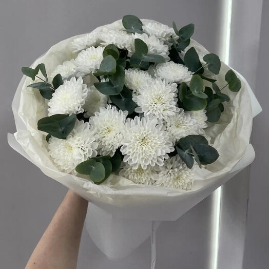 Моно букет из кустовой хризантемы 5 шт и эвкалипта