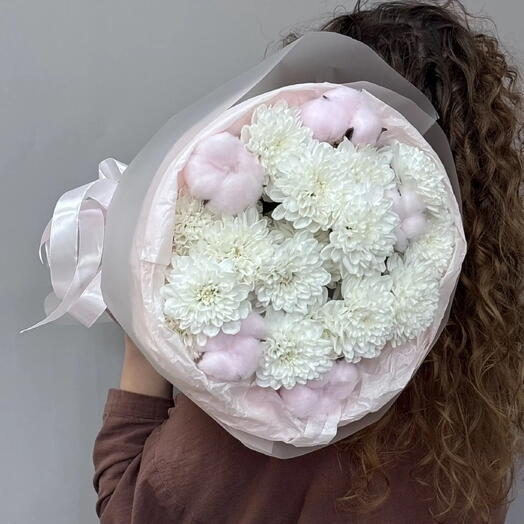 Букет из белых хризантем и хлопка