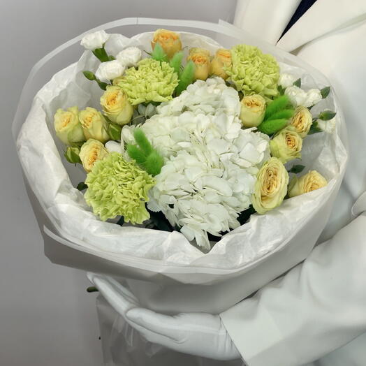 Гортензия с кустовой розой диантусом и лагурусом в оформлении