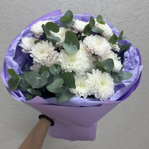 букет из кустовой хризантемы и эвкалипта