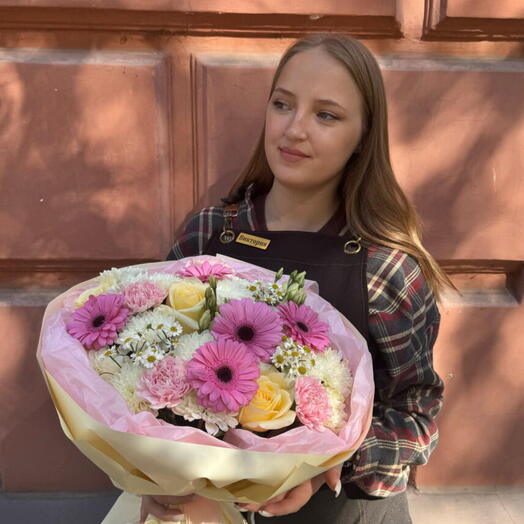 Букет из герберы, матрикарии, хризантемы и розы