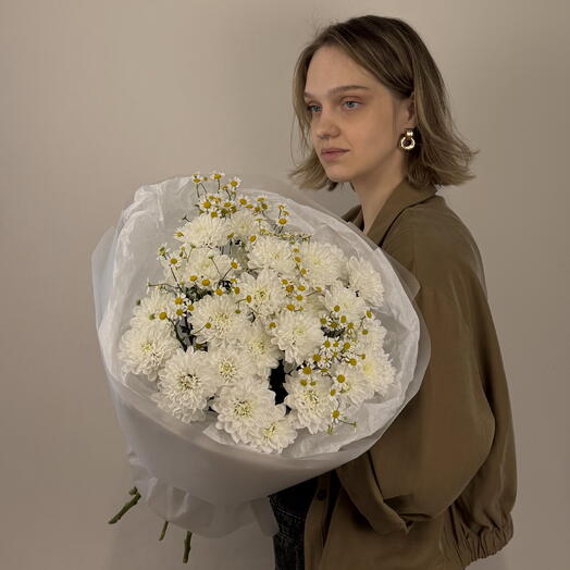 Пышный букет из белых кустовых хризантем и полевых ромашек – подарок маме или бабушке с доставкой