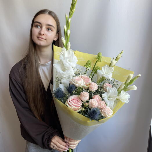 Букет с гладиолусами в светлой гамме