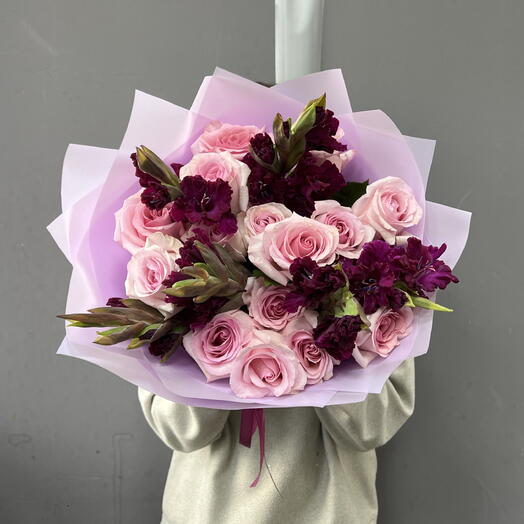 Нежные Розы и Винные Гладиолусы 🌸