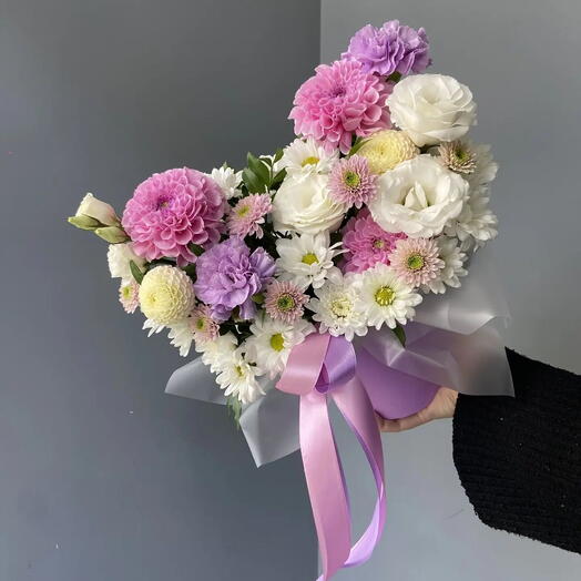 Композиция с лунными диантусами и георгином