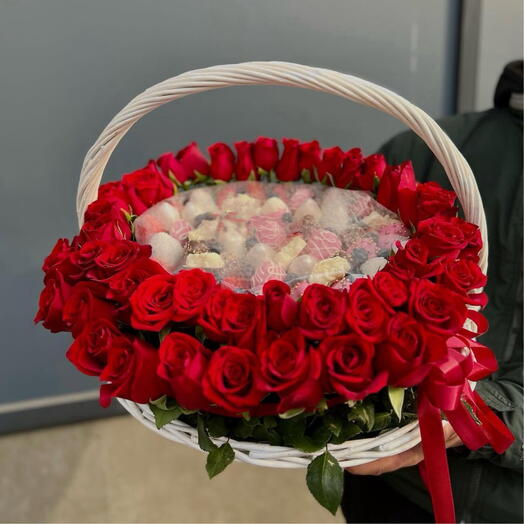 Клубника в шоколаде и 51 Роза красная