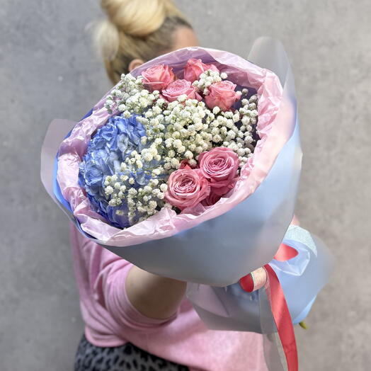Букет с гортензией и кустовыми розами
