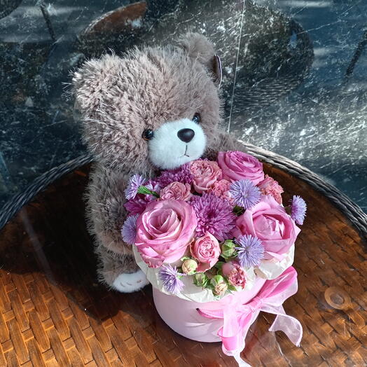 Мишка плюшевый с коробочкой нежных роз и хризантем🥰