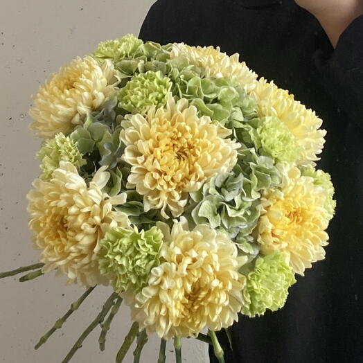 Букет из стойких сезонных цветов: хризантемы, гортензия и диантусы 💚🌼 идеален для дома и офиса