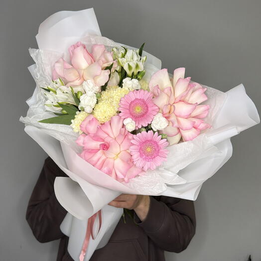 французские розы, альстромерии, герберы и хризантемы «sweet blush»