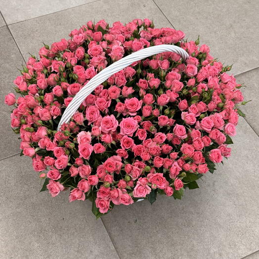 Корзина из розовых кустовых роз