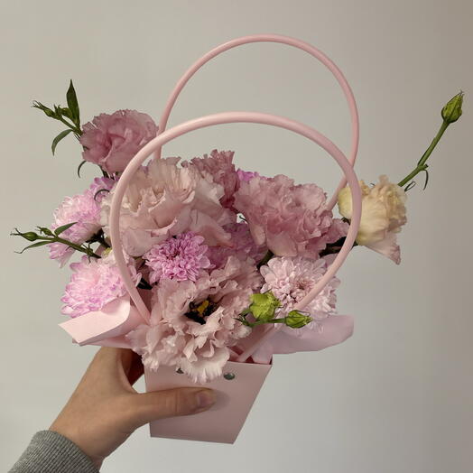 Композиция из эустомы и хризантемы