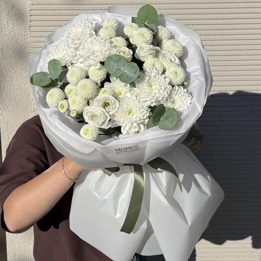 Стойкий букет из хризантем, эустомы и эвкалипта