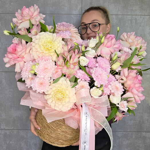 Цветы в корзине 😍
Французские розы и георгины 🥰