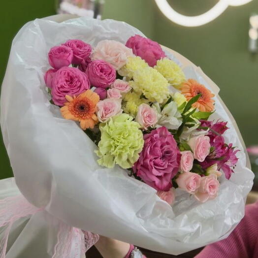 Букет из роз, кустовых роз, гермини, альстромерий, диантуса, хризантемы
