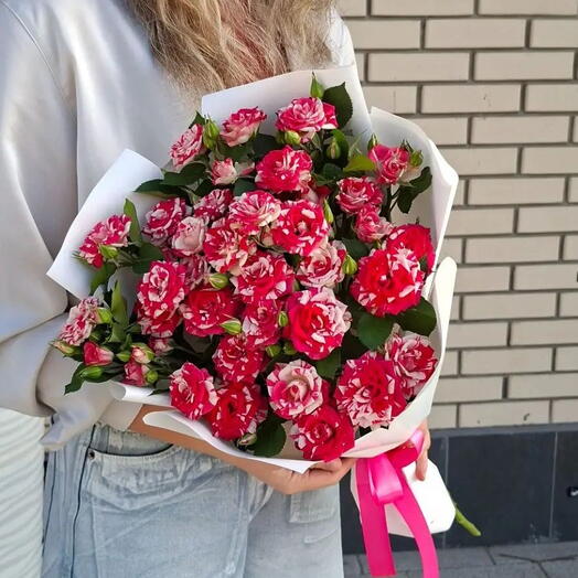 Букет из ярких кустовых роз