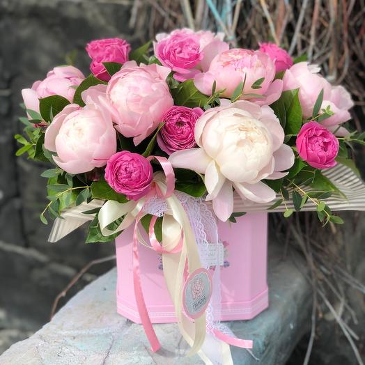 Box pink peonies and spray rose