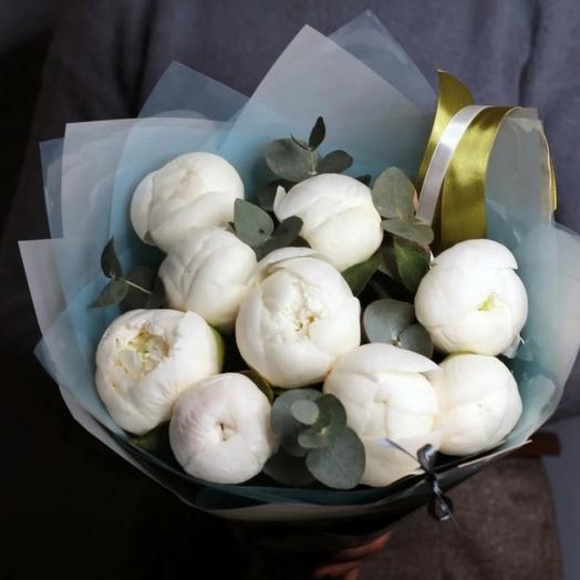 Bouquet of 9 white peonies with eucalyptus