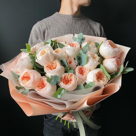 25 rosas en forma de peonía con eucalipto