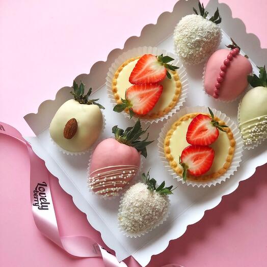 Набор клубники в шоколаде и тарталеток