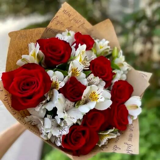 Ramo de rosas rojas y Alstroemeria