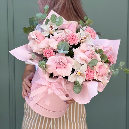 Композиция в коробке с орхидеями и розами