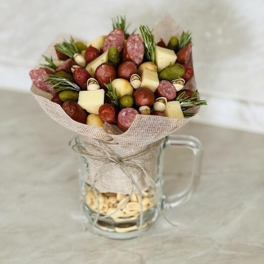 Кружка с колбасками закусками