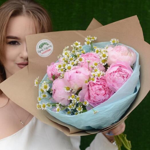 Арт Букет с пионами и танацетумом