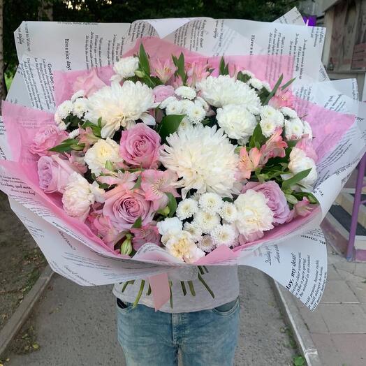 Нежный букет с розами и хризантемой