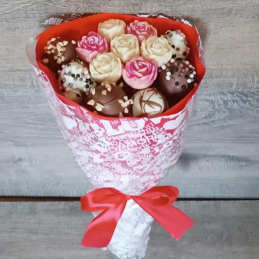 Fresas cubiertas de chocolate y rosas de chocolate