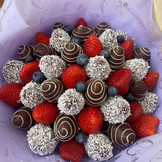 Bouquet of strawberries in chocolate