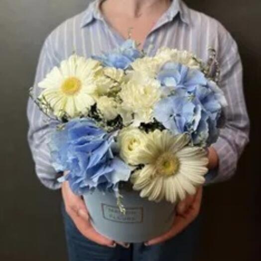 Голубая коробка MAXI, красивые цветы, голубая гортензия, белая гербера и кустовая роза