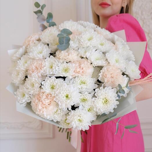 Ramo de crisantemos arbustivos y Dianthus