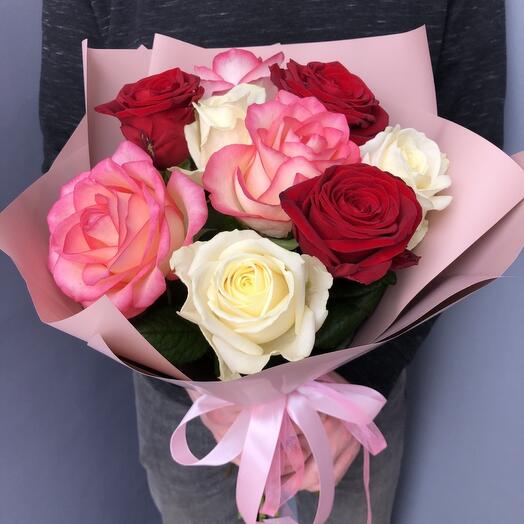 Букет з різнокольорових троянд