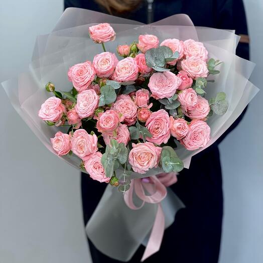 Rosas peonías con eucalipto