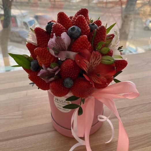 Hatbox with strawberries