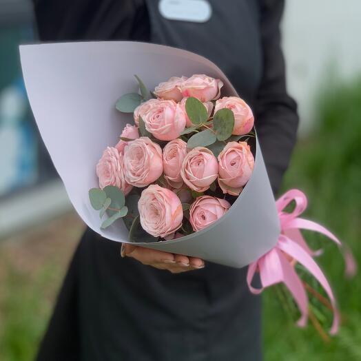 Rosas de peonía Mansfield Pink en artesanía con ramitas de eucalipto