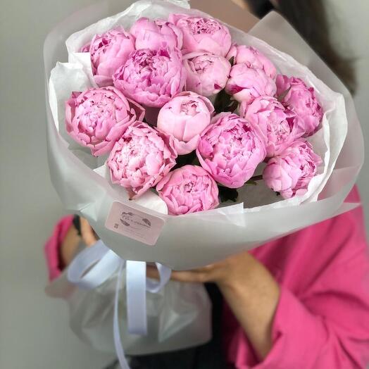 ББукет из 15 розовых пионов Сара Бернар