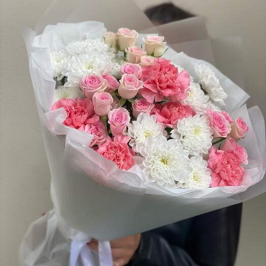 Букет с кустовыми розами и хризантемой 🌸