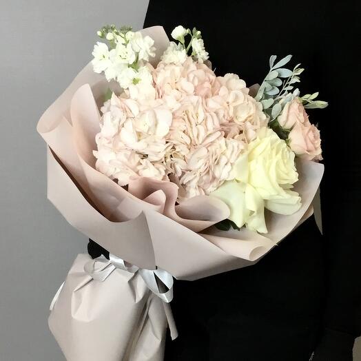 Bouquet with hydrangea and roses "Yin"