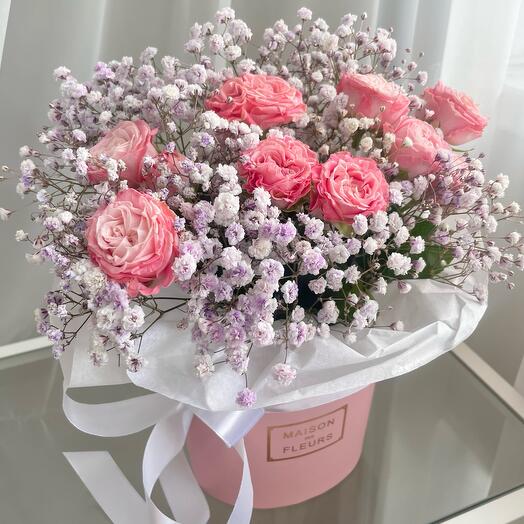 Ramo "malvavisco de Bayas" de rosas arbustivas en forma de peonía y gypsophila en una Caja